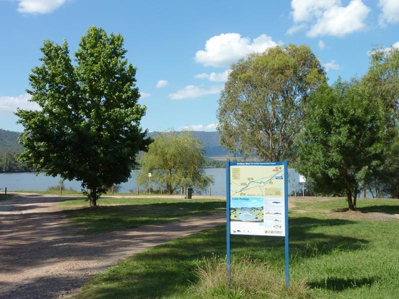 Eildon - Goulburn River at the weir and surrounding parkland, south-west of Eildon town centre: Picnic area and car park near Goulburn Valley Hwy