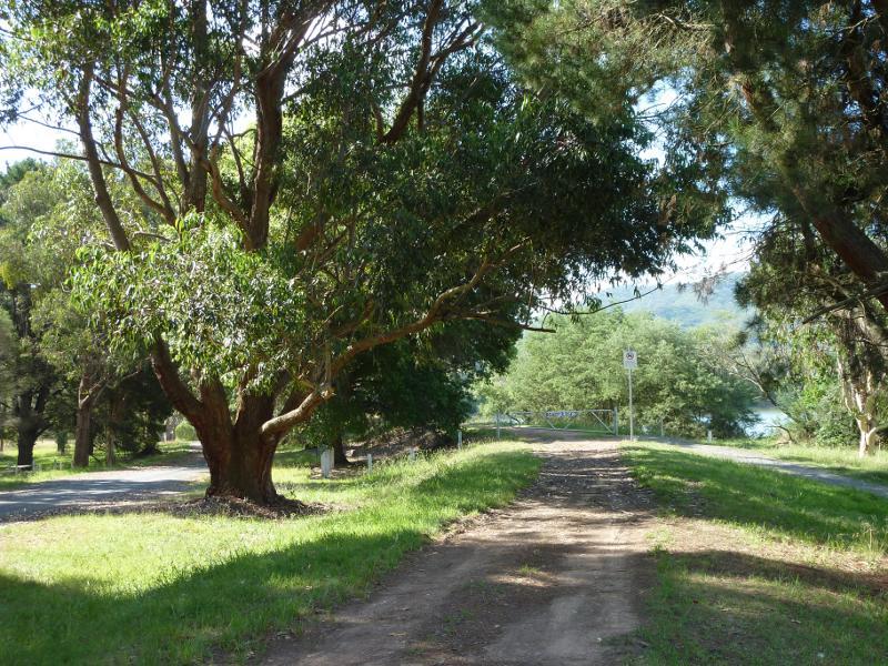 Eildon - Goulburn River at the weir and surrounding parkland, south-west of Eildon town centre: Start of walking track from car park to weir