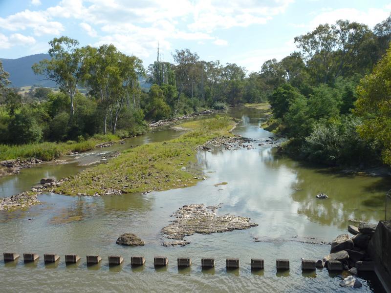 Eildon - Goulburn River at the weir and surrounding parkland, south-west of Eildon town centre: View south-west along Goulburn River from weir