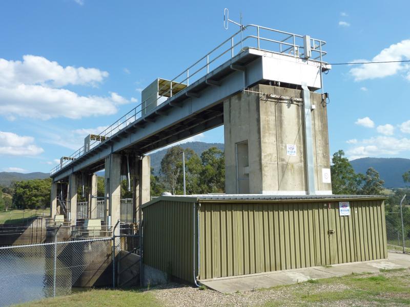 Eildon - Goulburn River at the weir and surrounding parkland, south-west of Eildon town centre: View of weir from north side of river