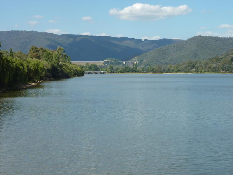 Eildon - Goulburn River at the weir and surrounding parkland, south-west of Eildon town centre - North-easterly view along Goulburn River from north side of weir