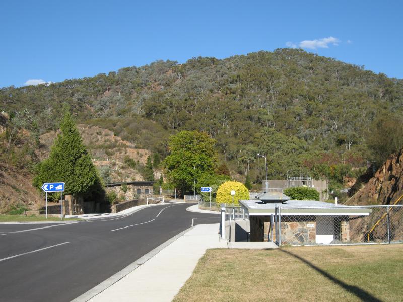 Eildon - Eastern end of Lake Eildon dam wall and lookout: View south-east along Embankment Rd towards toilets and road to Point Dethridge