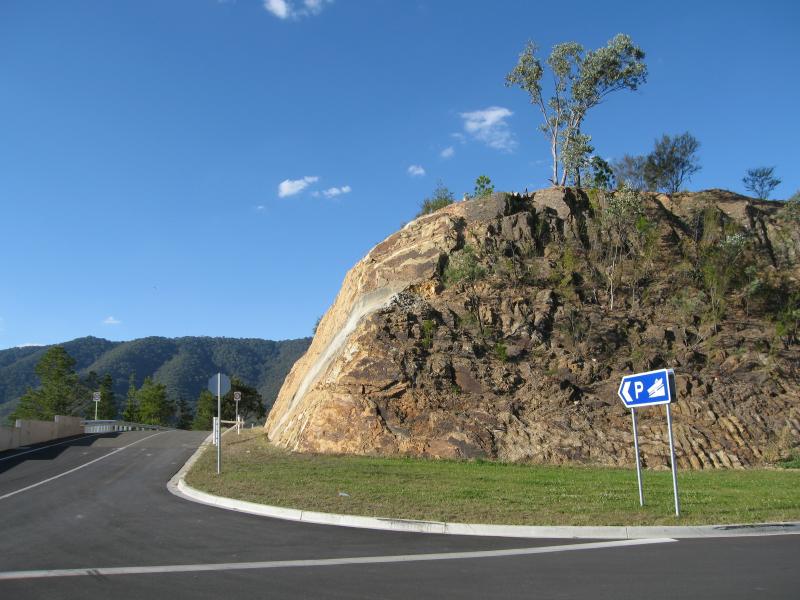 Eildon - Boat ramp at Point Dethridge: View north along road to Point Dethridge from Embankment Rd