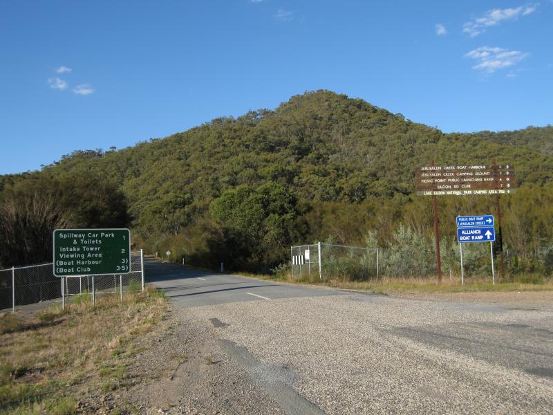 Eildon - Jerusalem Creek Road: View north along Pinniger Rd at Jerusalem Creek Rd