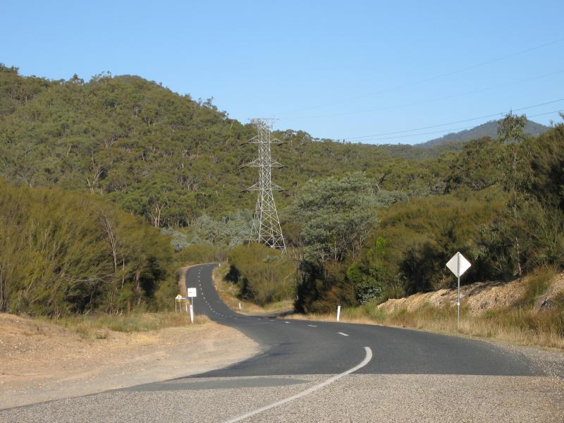 Eildon - Jerusalem Creek Road: View east along Jerusalem Creek Rd at Pinniger Rd