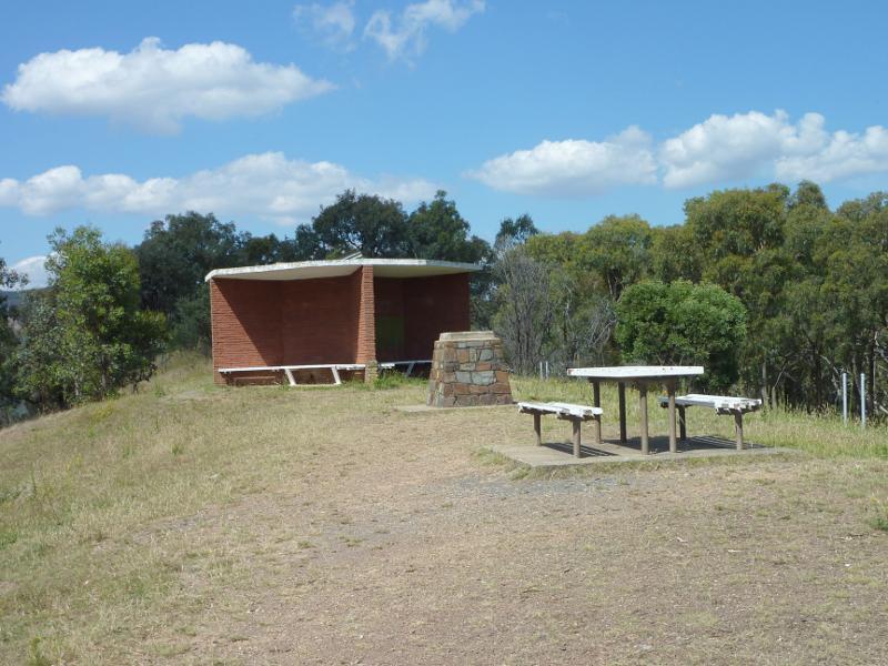 Eildon - Mount Pinniger: Shelter at Mount Pinniger lookout