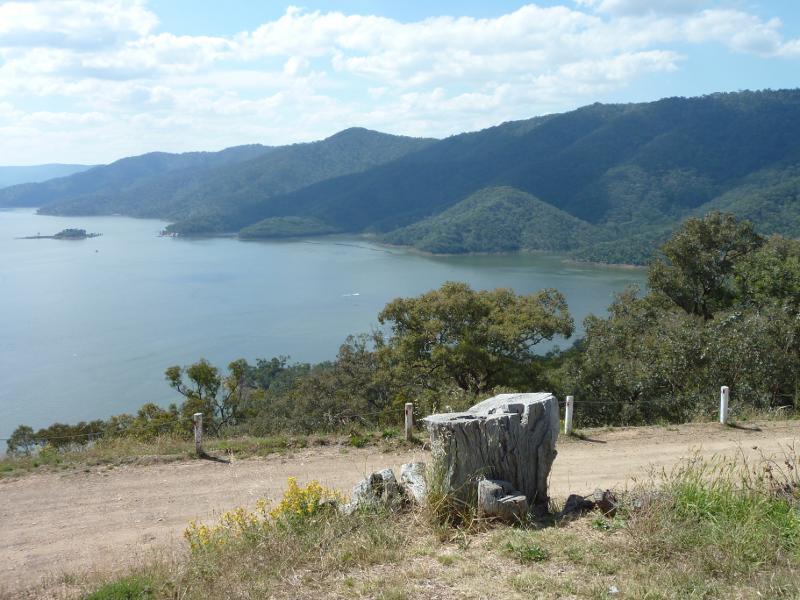 Eildon - Mount Pinniger: View north from Mt Pinniger lookout