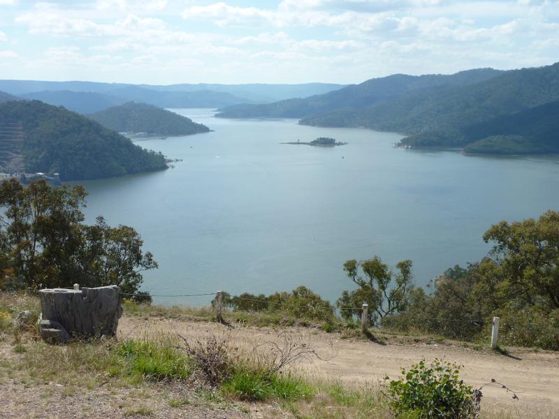 Eildon - Mount Pinniger: View north-west along Lake Eildon from Mt Pinniger lookout