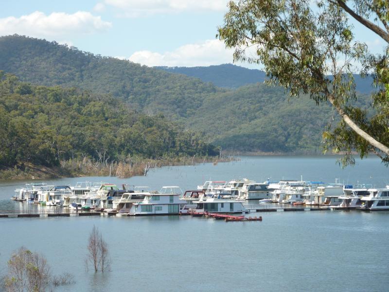 Eildon - Boat ramp at Jerusalem Inlet, Jerusalem Creek Road: Marina and houseboats viewed from boat ramp