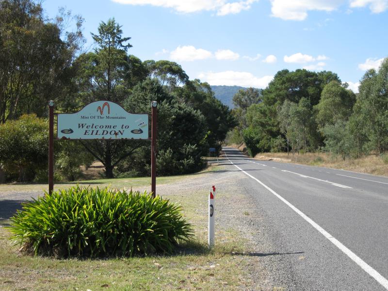 Eildon - Goulburn Valley Highway between Thornton and Eildon: View east along Goulburn Valley Hwy towards Eildon town sign