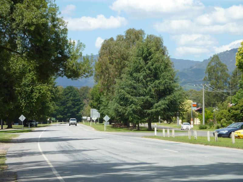 Eildon - Town of Thornton, Goulburn Valley Highway west of Eildon: View east along Goulburn Valley Hwy, east of Taggerty-Thornton Rd