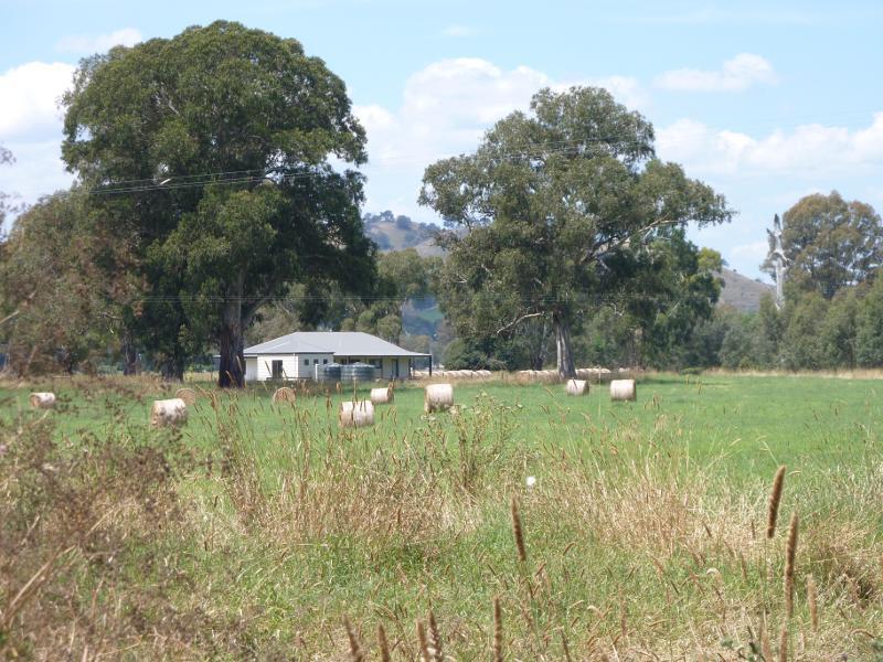 Eildon - Town of Thornton, Goulburn Valley Highway west of Eildon: Easterly view, Back Eildon Rd just north of Goulburn River