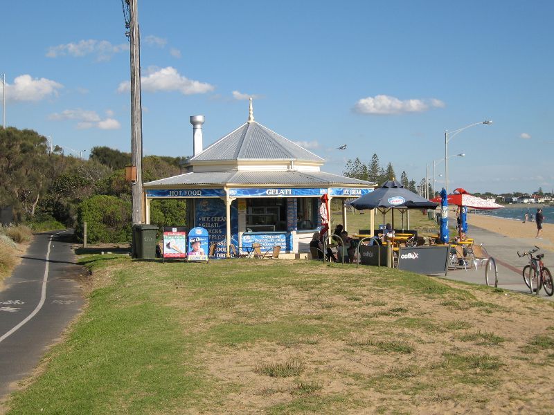 Elwood - Elwood Beach and coastline between Point Ormond and diversion drain: Kiosk and bicycle path along foreshore