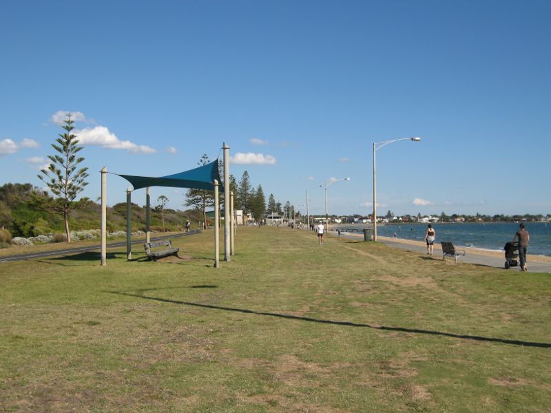 Elwood - Elwood Beach and coastline between Point Ormond and diversion drain: South-easterly view along foreshore south of kiosk