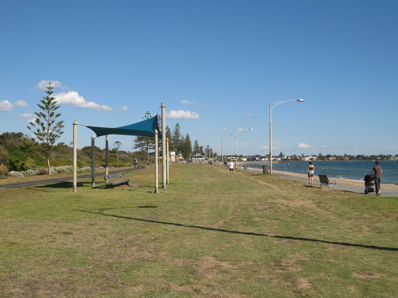 Elwood - Elwood Beach and coastline between Point Ormond and diversion drain - South-easterly view along foreshore south of kiosk