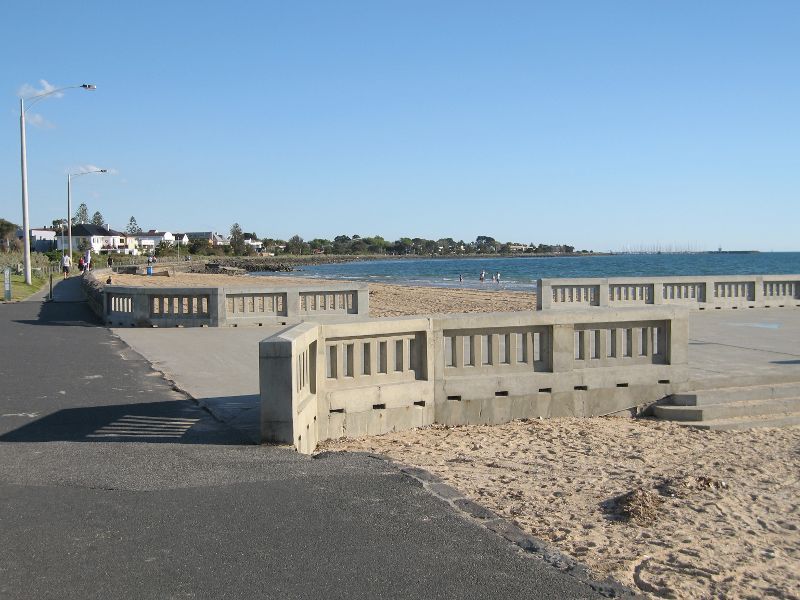 Elwood - Beach and coastline at diversion drain at end of Head Street: Southerly view along beach at entrance to diversion drain