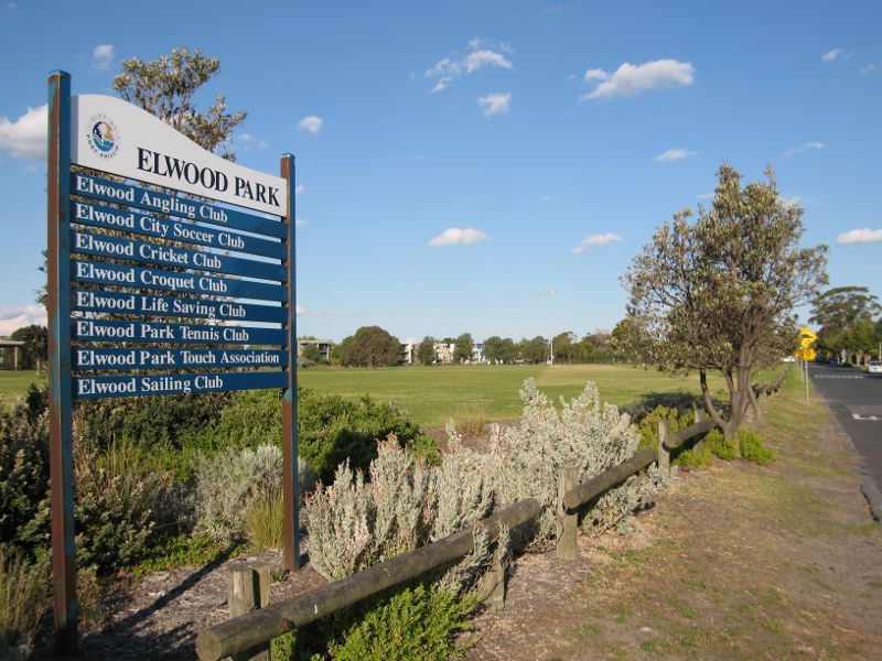 Elwood - Elwood Park, Head Street: Entrance to Elwood Park, western end of Head St