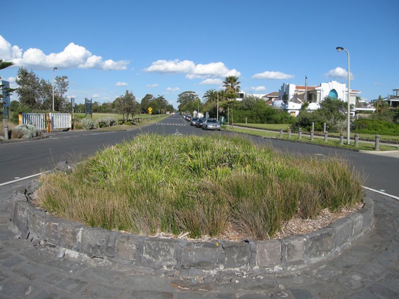 Elwood - Elwood Park, Head Street: View east at western end of Head St