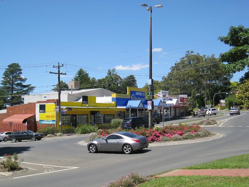 Emerald - Shops and commercial centre, Kilvington Drive: View east along Main St at Kilvington Dr