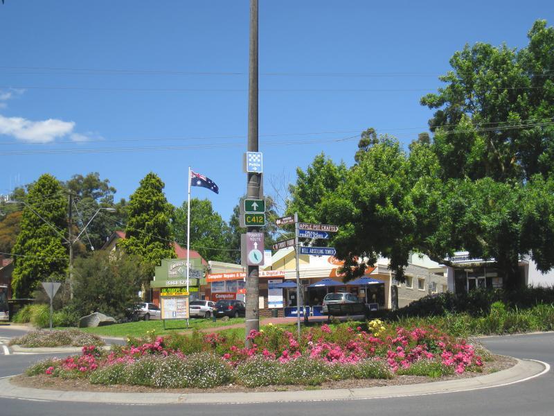 Emerald - Shops and commercial centre, Kilvington Drive: Roundabout at junction of Main St and Kilvington Dr