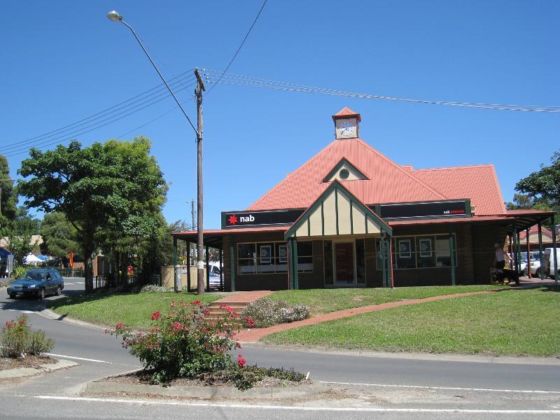 Emerald - Shops and commercial centre, Kilvington Drive: View south along Kilvington Dr at Main St