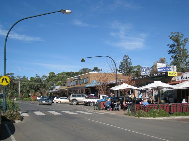 Emerald - Shops and commercial centre, Kilvington Drive: View south along Kilvington Dr through shopping area