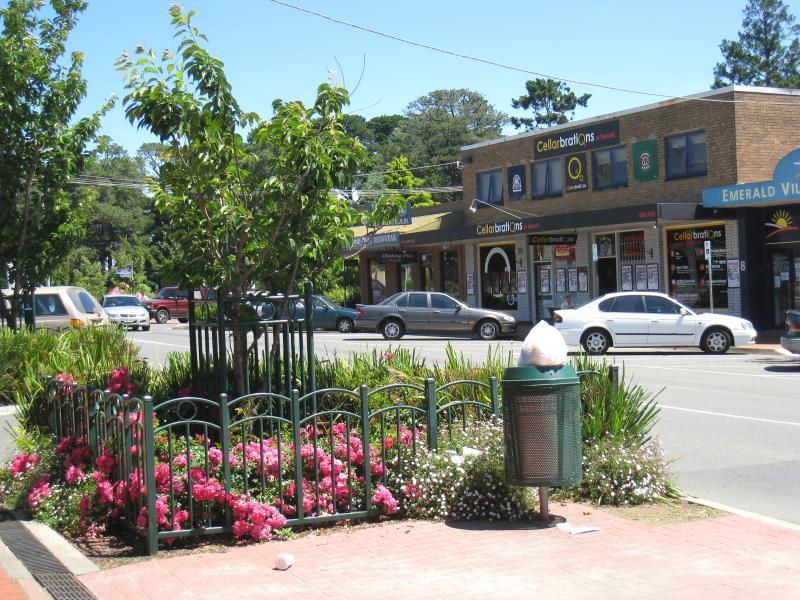 Emerald - Shops and commercial centre, Kilvington Drive: View south along Kilvington Dr through shopping area