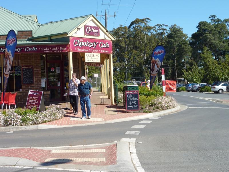 Emerald - Shops and commercial centre, Kilvington Drive: View south along Kilvington Dr at Heroes Av