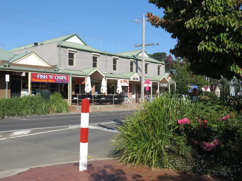 Emerald - Shops and commercial centre, Kilvington Drive: Shops along Kilvington Dr south of Heroes Av