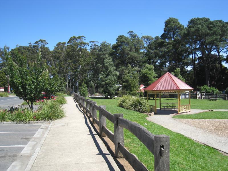 Emerald - Puffing Billy playground and park, Kilvington Drive: View south through park along Kilvington Dr