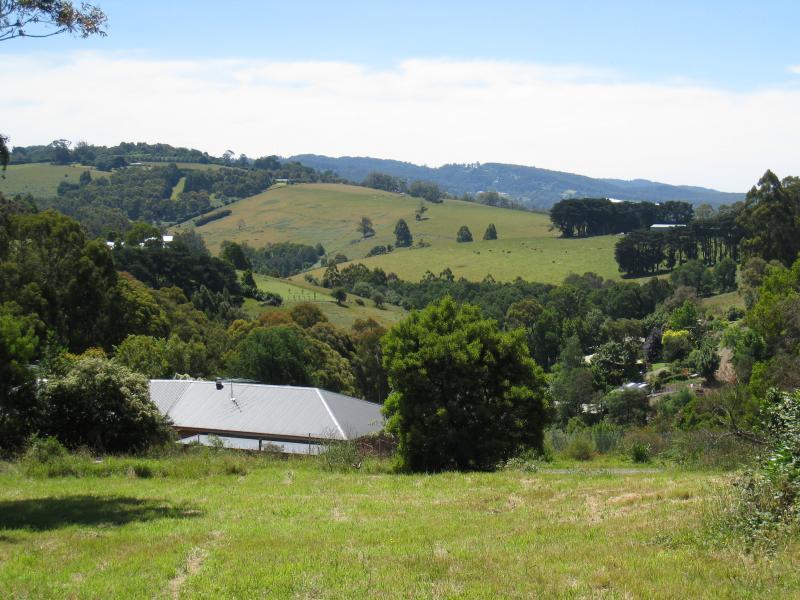 Emerald - Around Emerald: North-west view towards hills, Main St between Kilvington Dr and Beaconsfield Rd