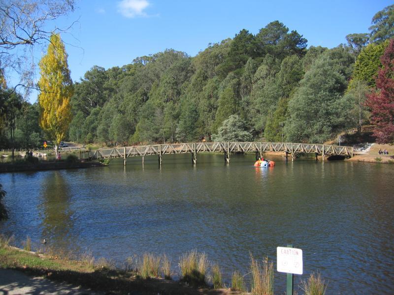 Emerald - Emerald Lake Park: View over Lake Treganowan towards footbridge