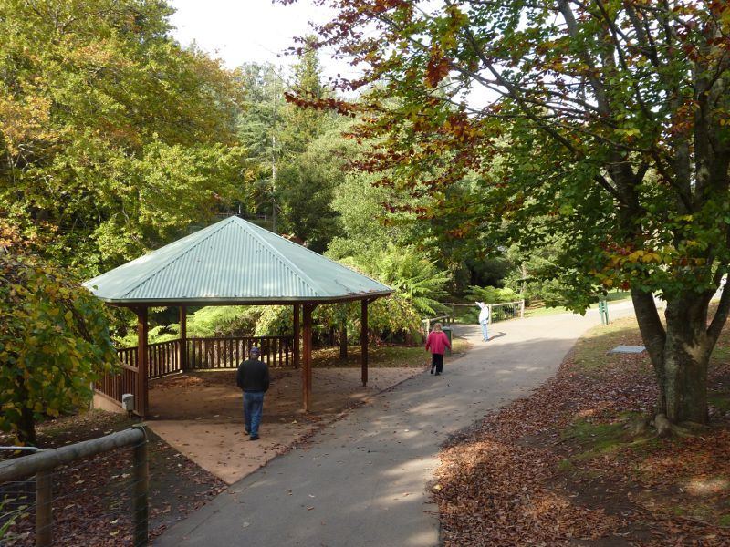 Emerald - Emerald Lake Park: Rotunda at south-eastern end of Lake Treganowan