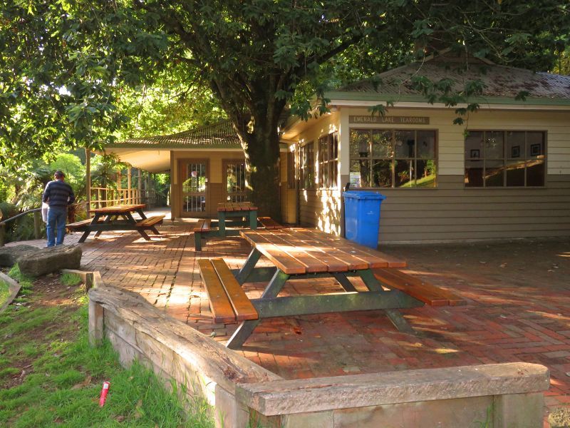 Emerald - Emerald Lake Park: Outdoor seating at cafe and tea rooms