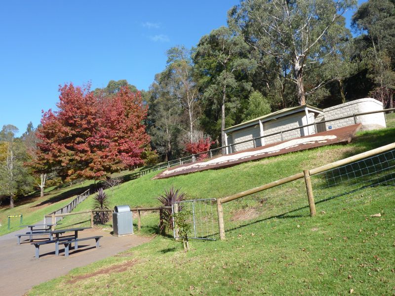 Emerald - Emerald Lake Park: Toilets across the creek from cafe