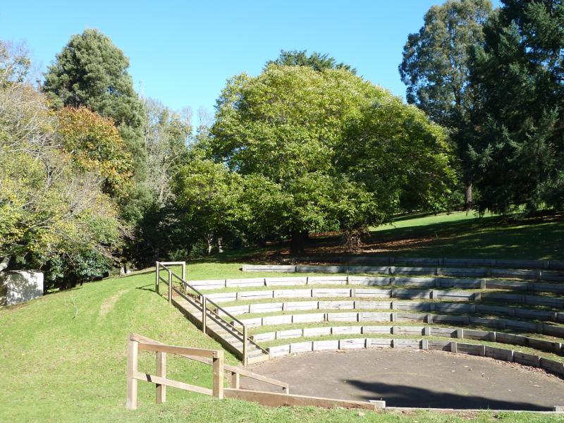 Emerald - Emerald Lake Park: Gus Ryberg Amphitheatre on northern side of lake