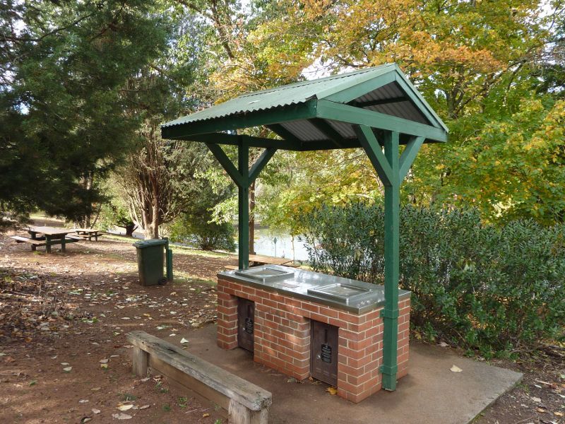 Emerald - Emerald Lake Park: BBQ and picnic area near murals