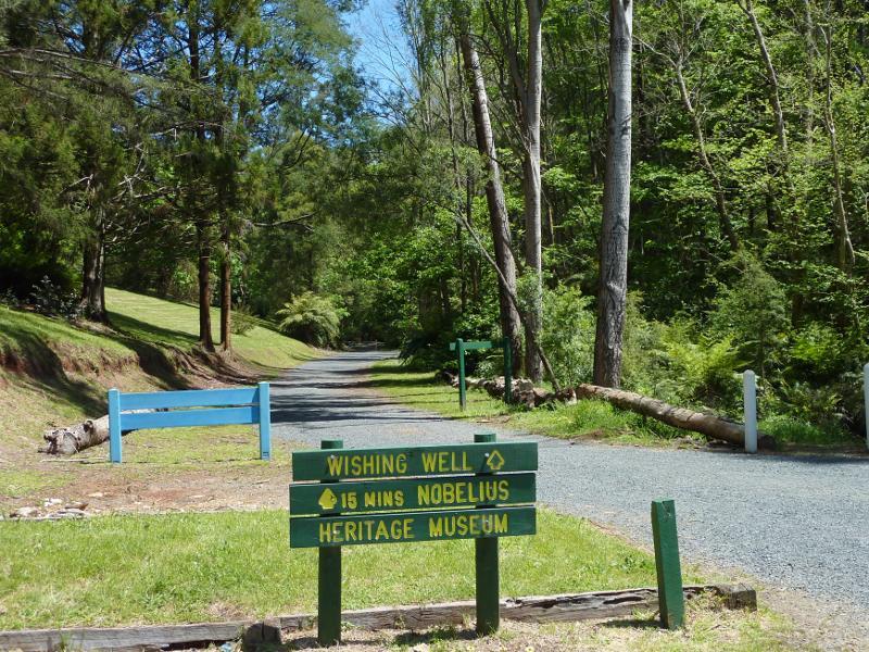 Emerald - Emerald Lake Park: Start of path between main car park and wishing well