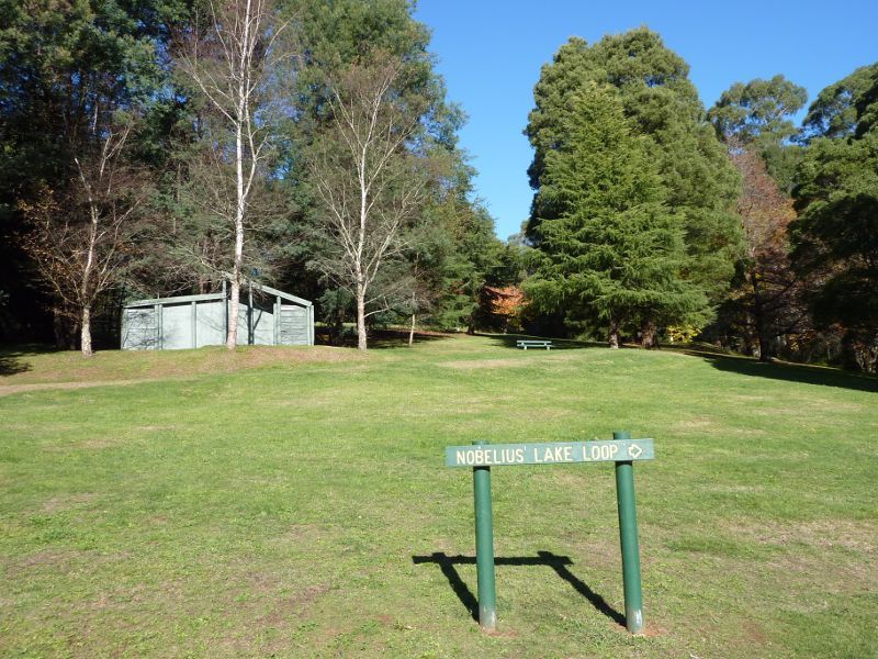 Emerald - Emerald Lake Park: Toilets at south-eastern corner of Lake Nobelius