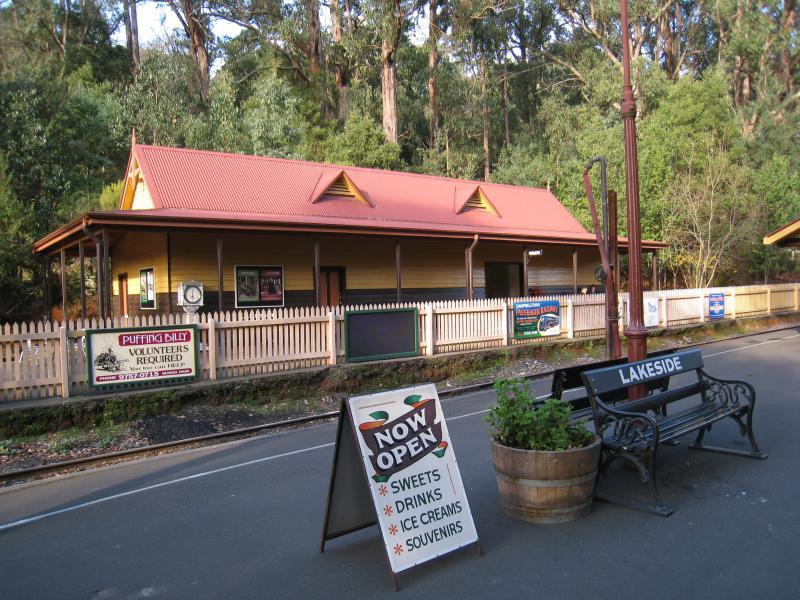 Emerald - Emerald Lake Park: Platform at Lakeside station