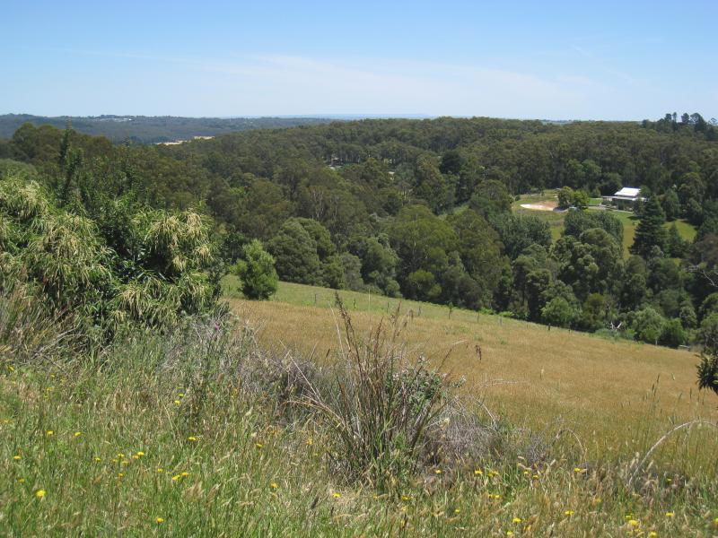 Emerald - Beaconsfield-Emerald Road and surroundings: South-westerly view south of Station Av