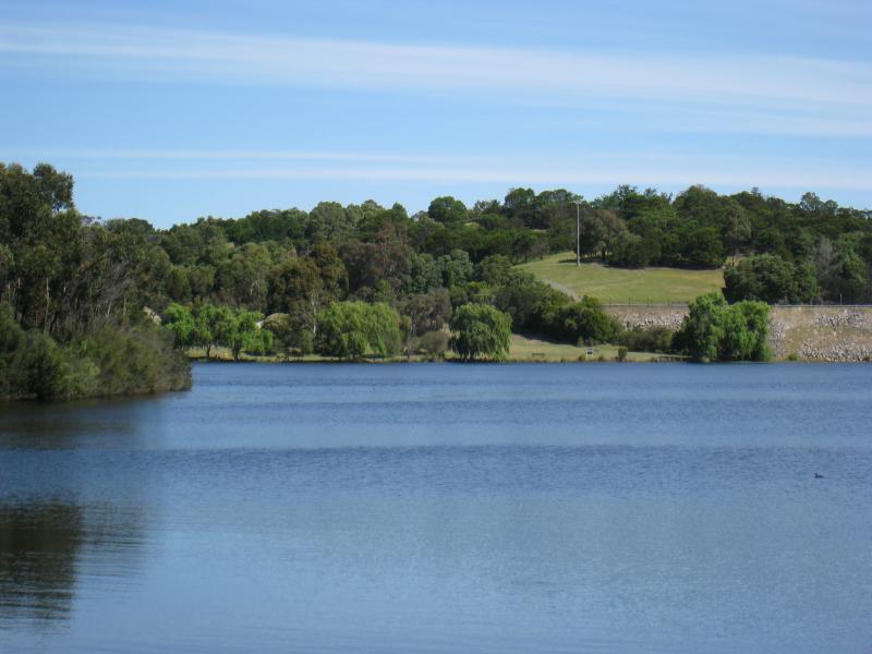 Emerald - Aura Vale Lake at Aura Vale Road: Southerly view towards Henleys Picnic Area and Wellington Rd
