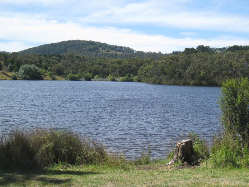 Emerald - Henleys Picnic Area, Aura Vale Lake: View north across lake towards causeway at Aura Vale Rd