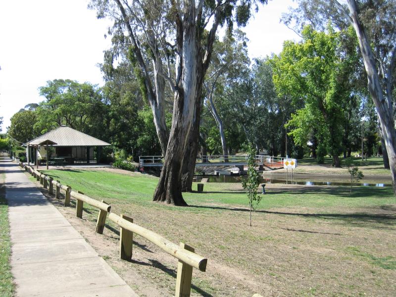 Euroa - Seven Creeks and surrounding parkland, Kirkland Avenue: View north through park towards footbridge at toilets