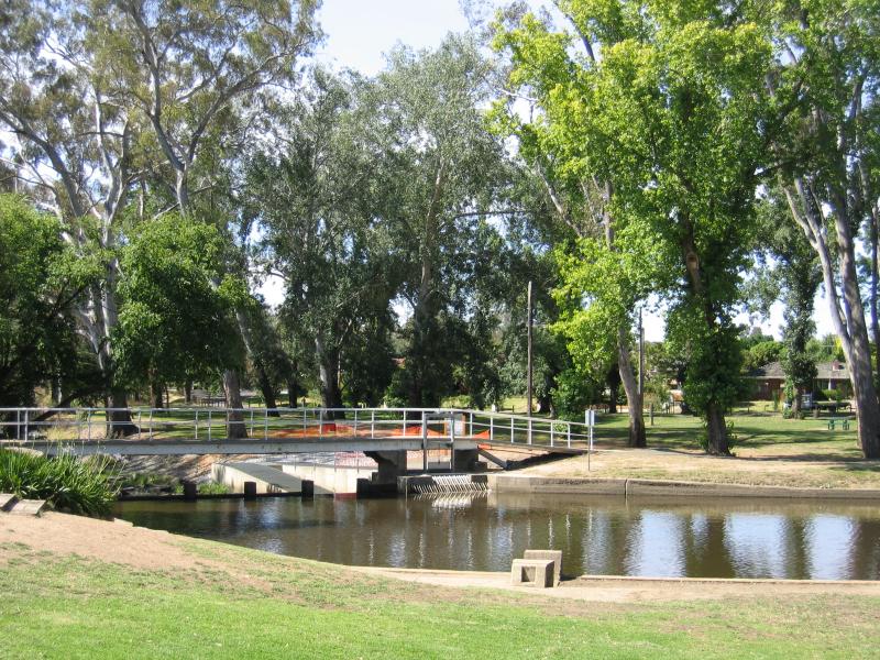 Euroa - Seven Creeks and surrounding parkland, Kirkland Avenue: View towards footbridge at toilets