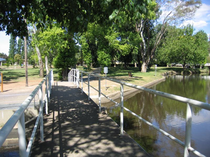 Euroa - Seven Creeks and surrounding parkland, Kirkland Avenue: View east across footbridge