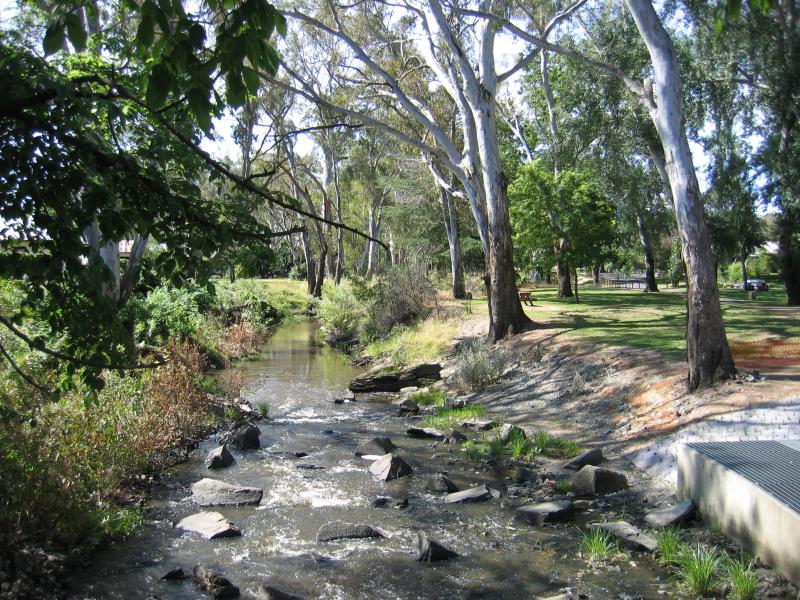 Euroa - Seven Creeks and surrounding parkland, Kirkland Avenue: View along Seven Creeks at footbridge