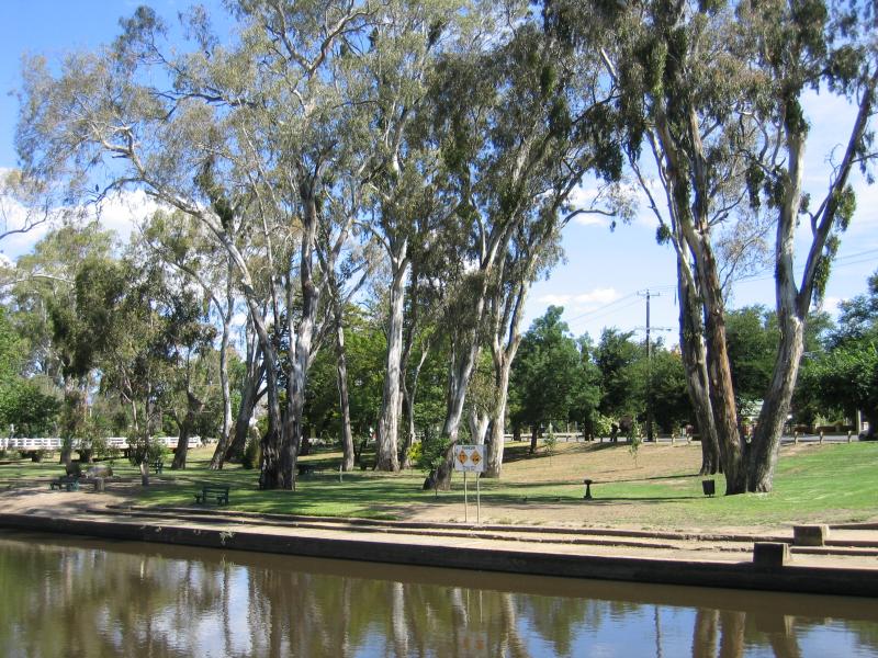 Euroa - Seven Creeks and surrounding parkland, Kirkland Avenue: View across Seven Creeks and park towards Kirkland Av