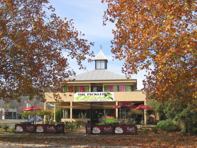 Euroa - Tarcombe Street around Seven Creeks: Cafe, corner Tarcombe St and Templeton St