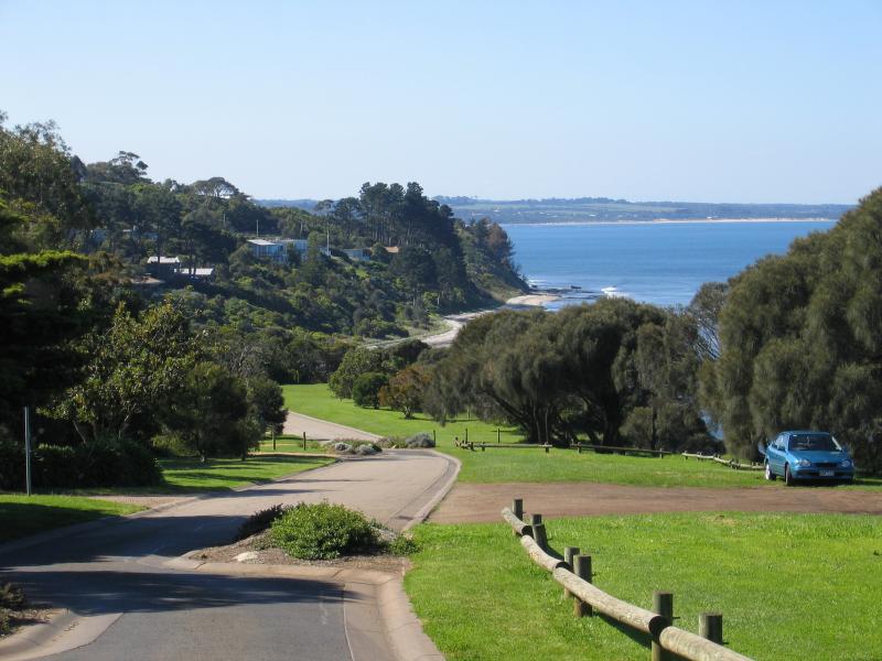 Flinders - Coast along Western Port (Kennon Cove): View north along The Esplanade towards Barker St